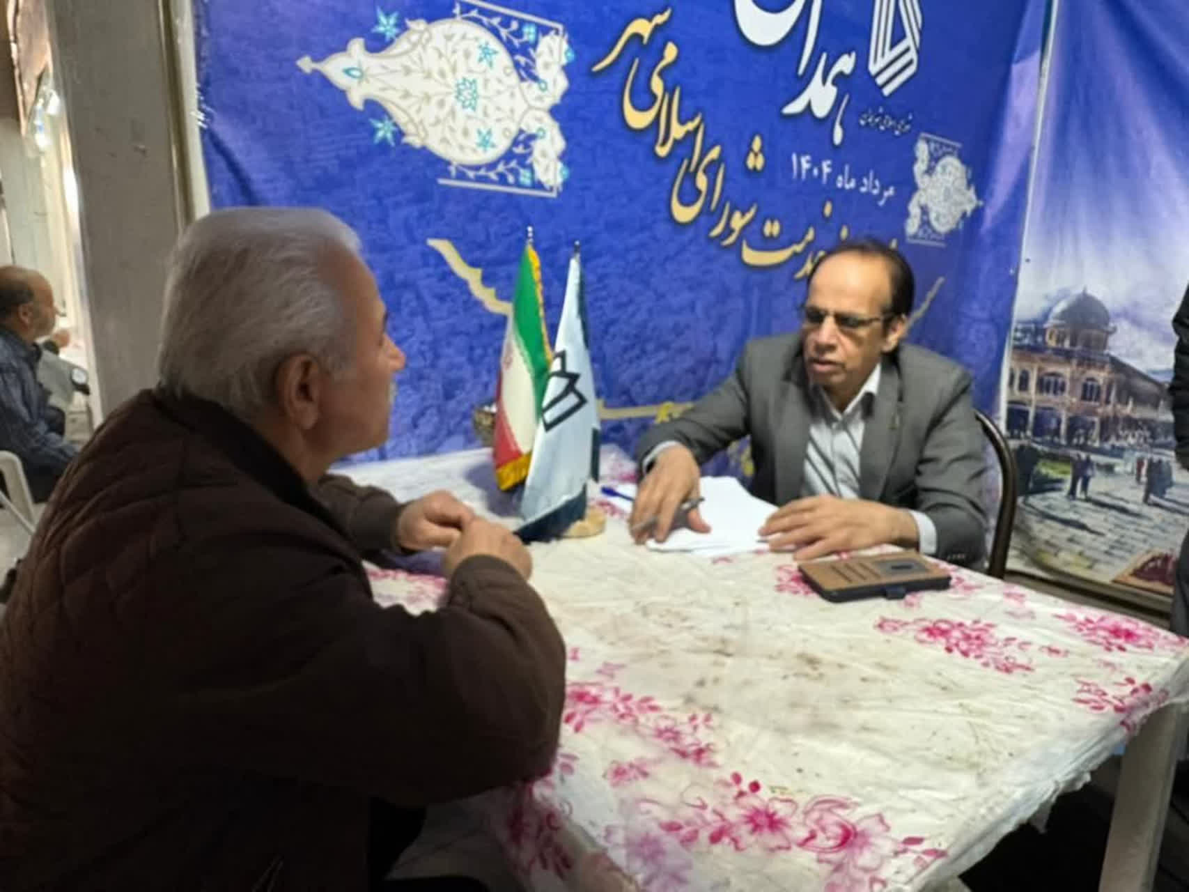 حضور رئیس اداره بازرسی و پاسخگویی به شکایات دانشگاه در میز خدمت مصلای نماز جمعه همدان